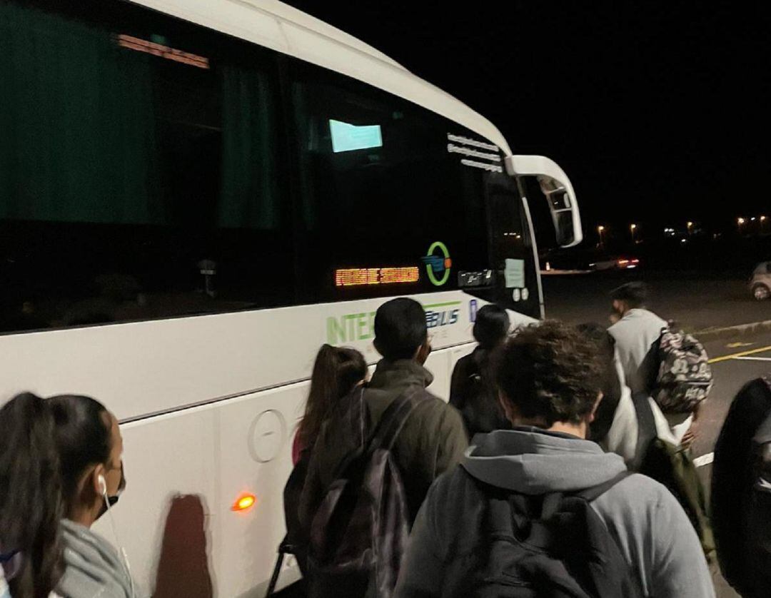 Estudiantes del IES Yaiza en la parada de la guagua este martes.