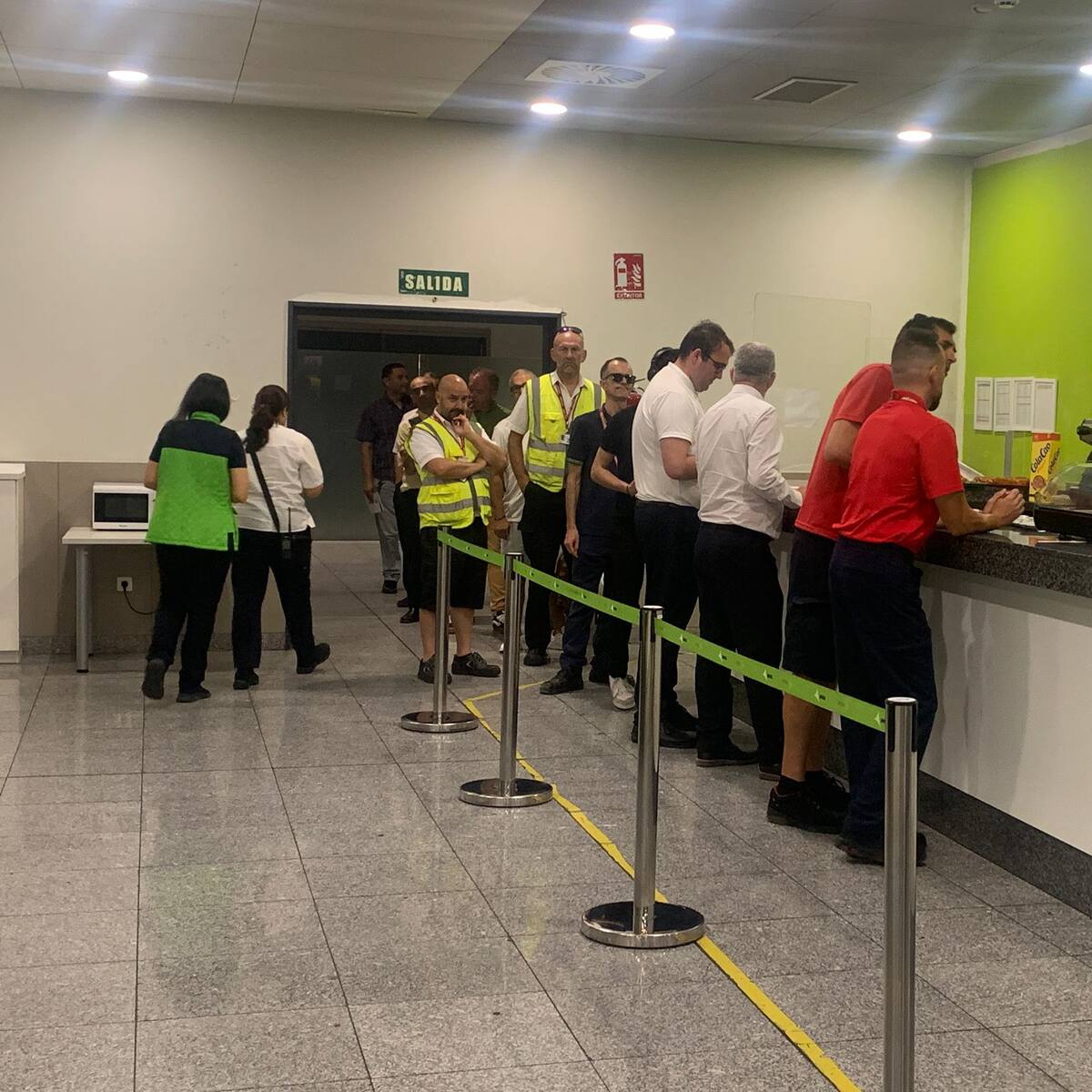 Los veinte trabajadores de la cantina del aeropuerto Alicante-Elche, "en un limbo", ante su previsible cierre este domingo