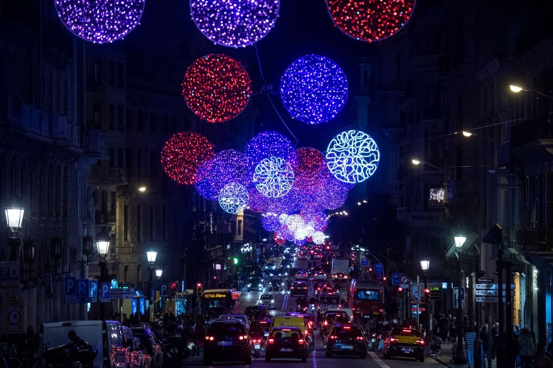 Varios vehículos circulan por las calles de Barcelona en estas Navidades