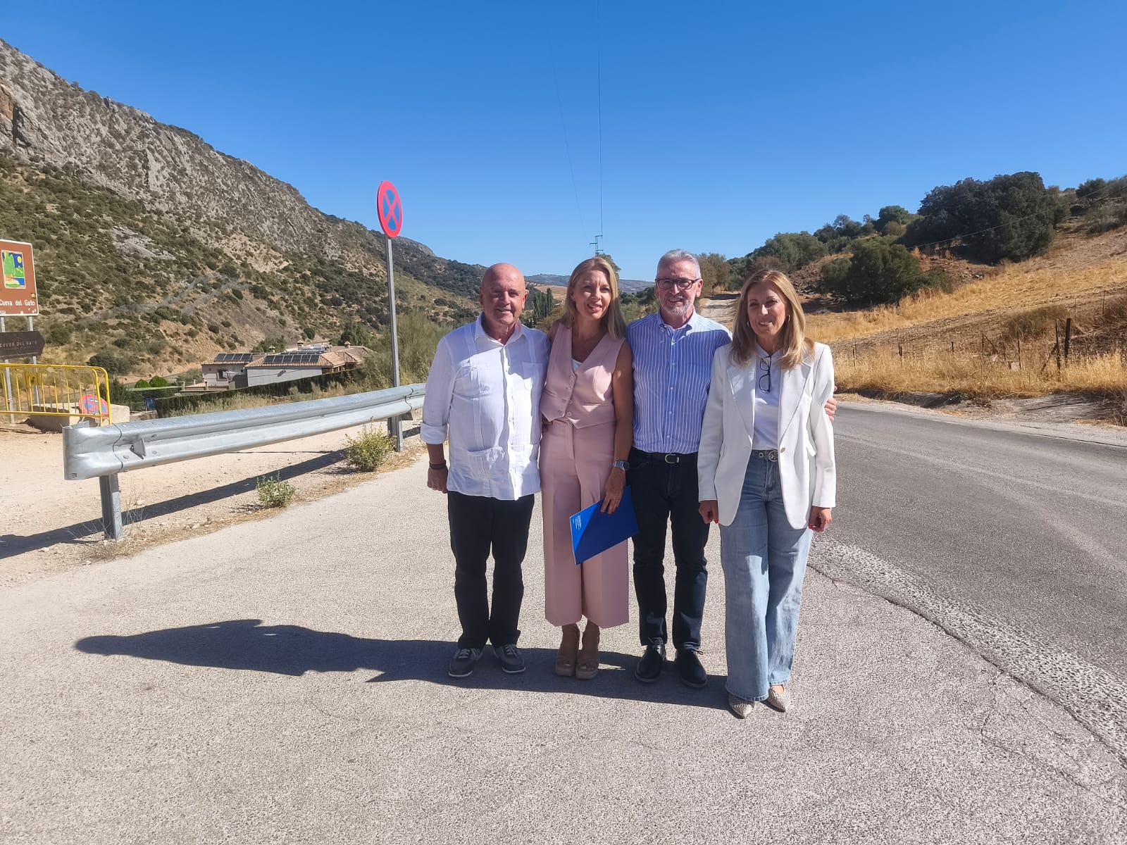 Las diputadas Mari Carmen Martínez y Nieves Atienza junto a los alcaldes de Benaoján y Montejaque.