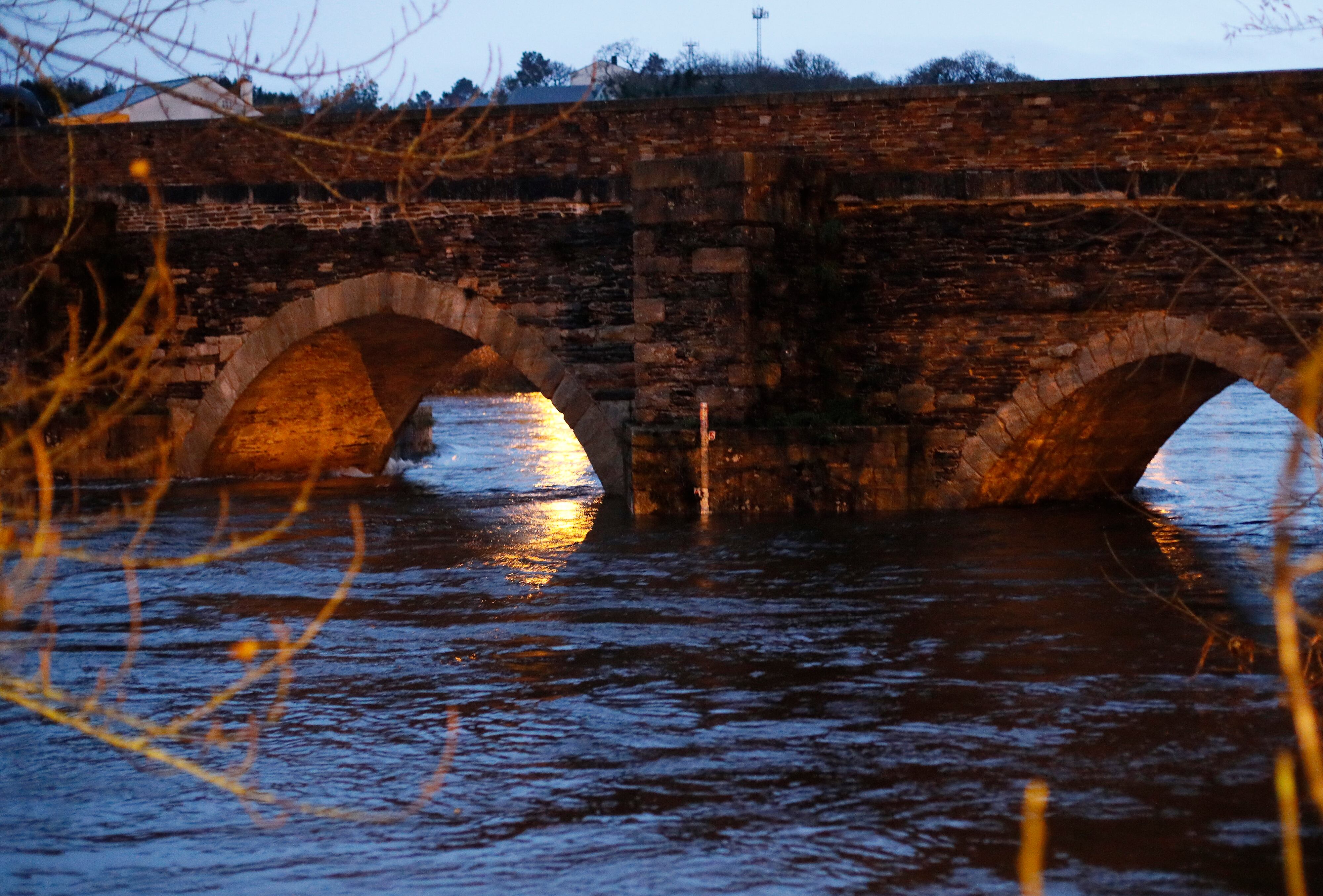 Varias localidades gallegas han sufrido inundaciones en las últimas horas. En la foto, el río Miño bajo el antiguo puente romano a su paso por Lugo, con un caudal elevado por las lluvias.