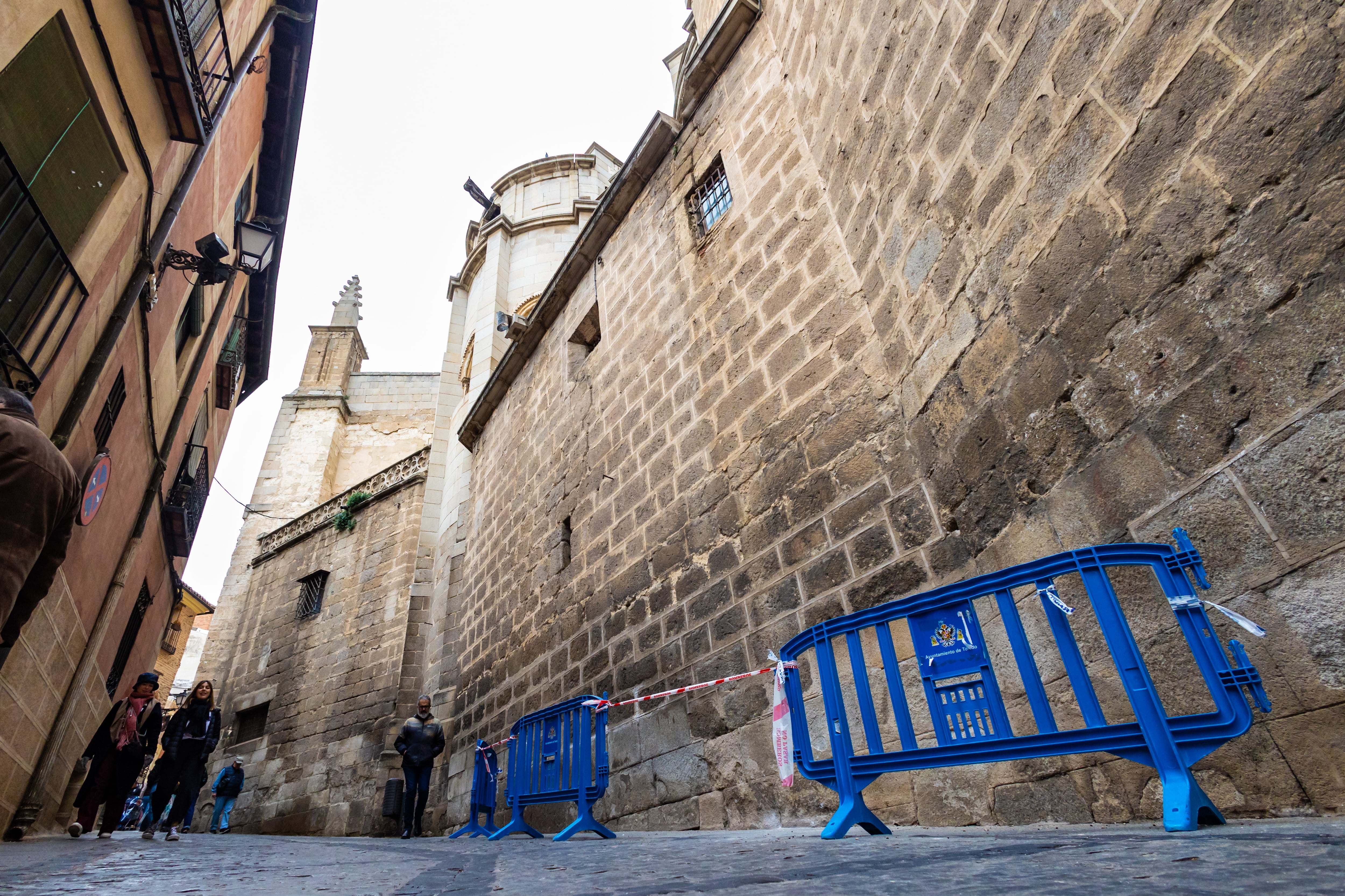 Una parte de la cornisa de la catedral de Toledo se ha desprendido este sábado y ha caído en la calle Cardenal Cisneros, sin que se hayan producido heridos