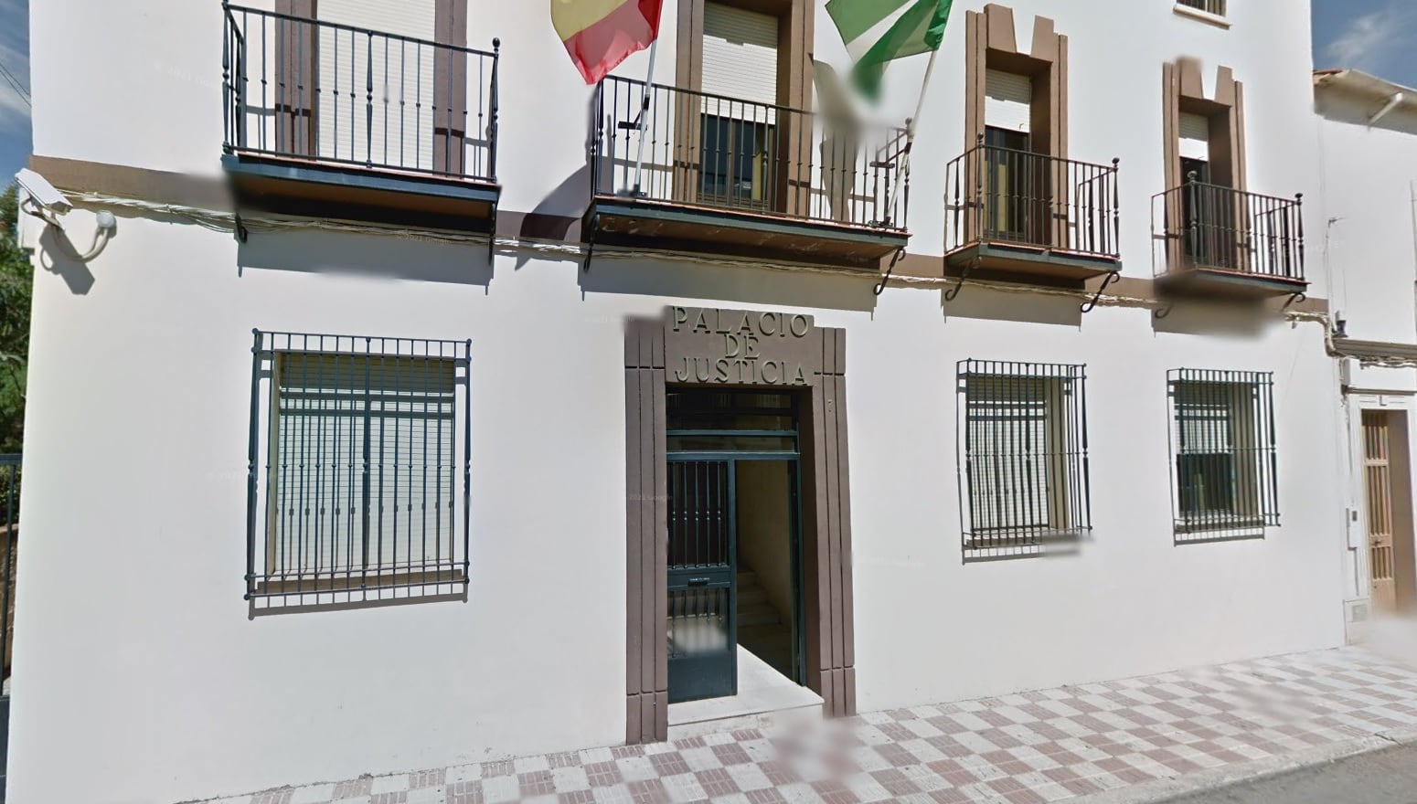 Fachada principal de los Juzgados de La Carolina, en la provincia de Jaén, durante un día soleado