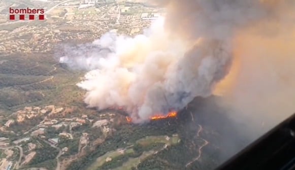 Un incendio Girona quema ya unas 55 hectáreas y obliga a evacuar una urbanización.