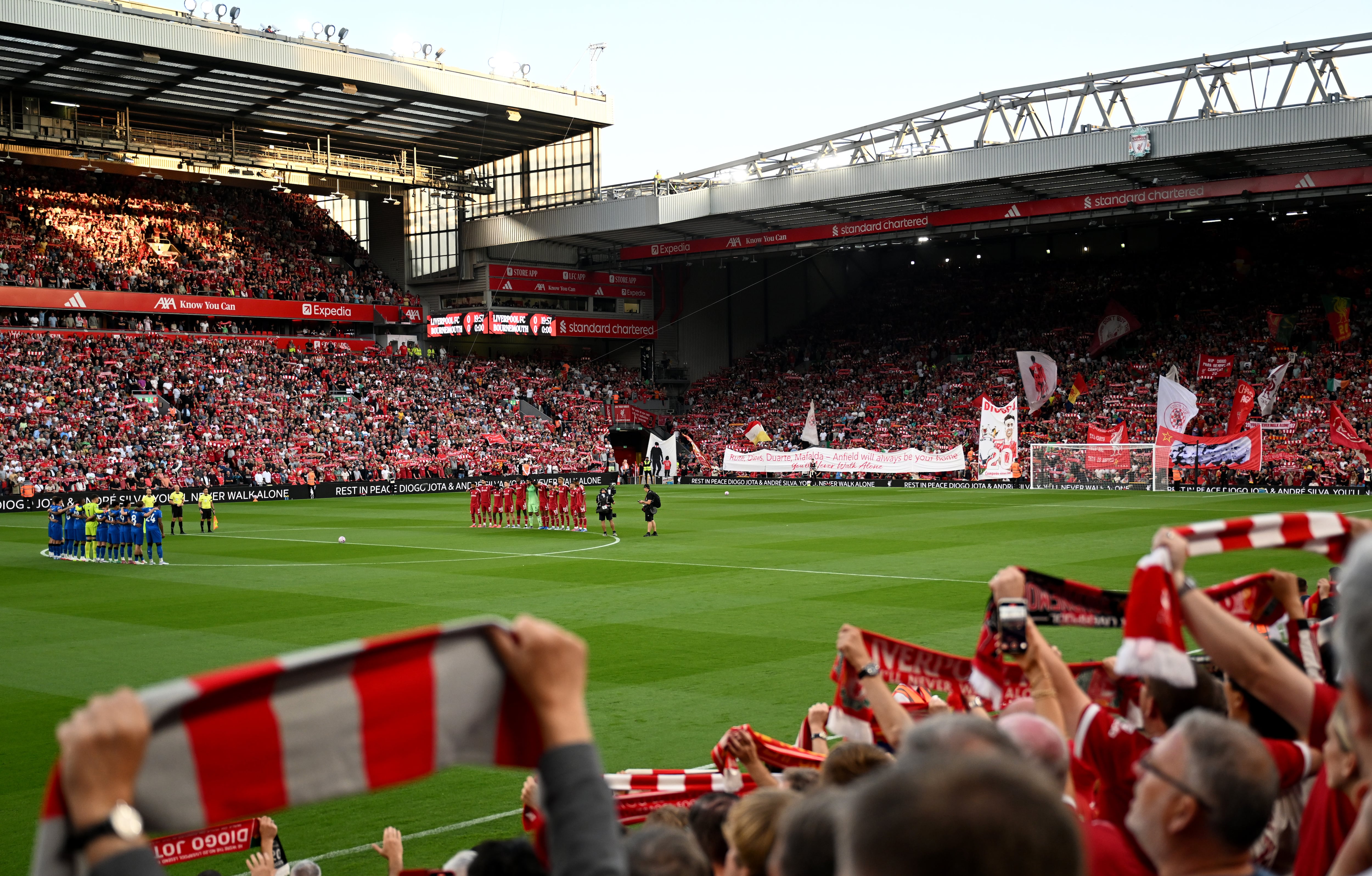 Minuto de silencio en memoria de Diogo Jota y su hermano André Silva antes de Liverpool vs Bournemouth.Foto: Liverpool FC vía Getty Images