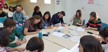 Firmando el documento por el compromiso político por el cambio climático