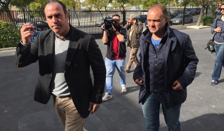 Vicente Mir acompañado por Barroso antes de ser presentado