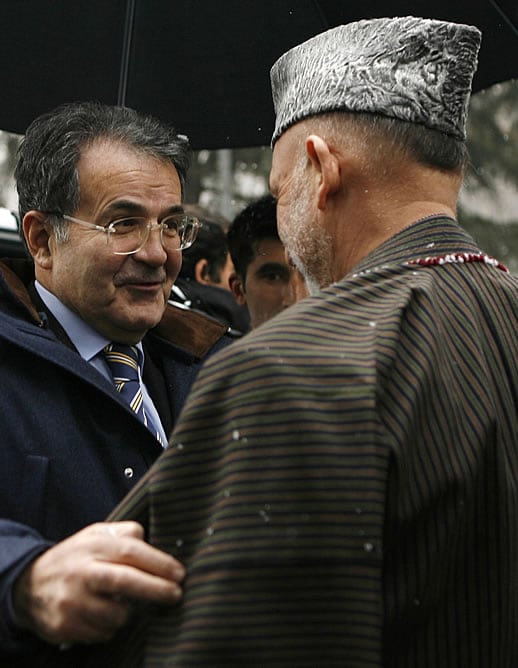 El presidente italiano Romano Prodi, junto a su homólogo afgano Hamid Karzai