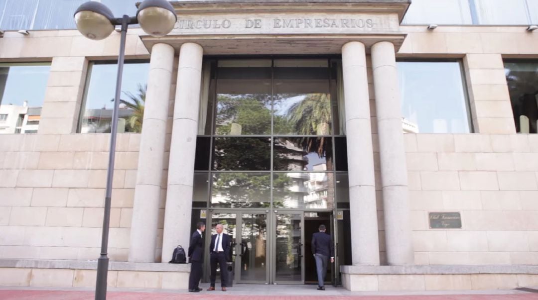 Puerta de entrada al Círculo de Empresarios de Galicia