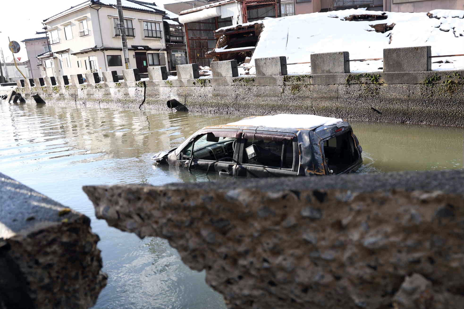 Coche afectado por el tsunami en Noto.