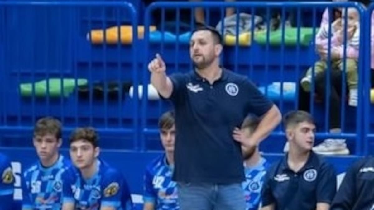 El enternador de Unión Financiera Oviedo, Ricardo Margareto, repasa en El Banquillo la previa del partido ante el Tubos Aranda