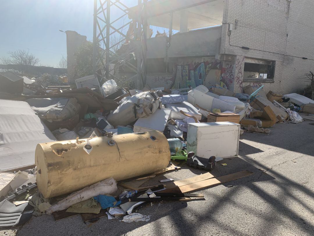 Vertedero ilegal en el polígono industrial Las Nieves, en Móstoles