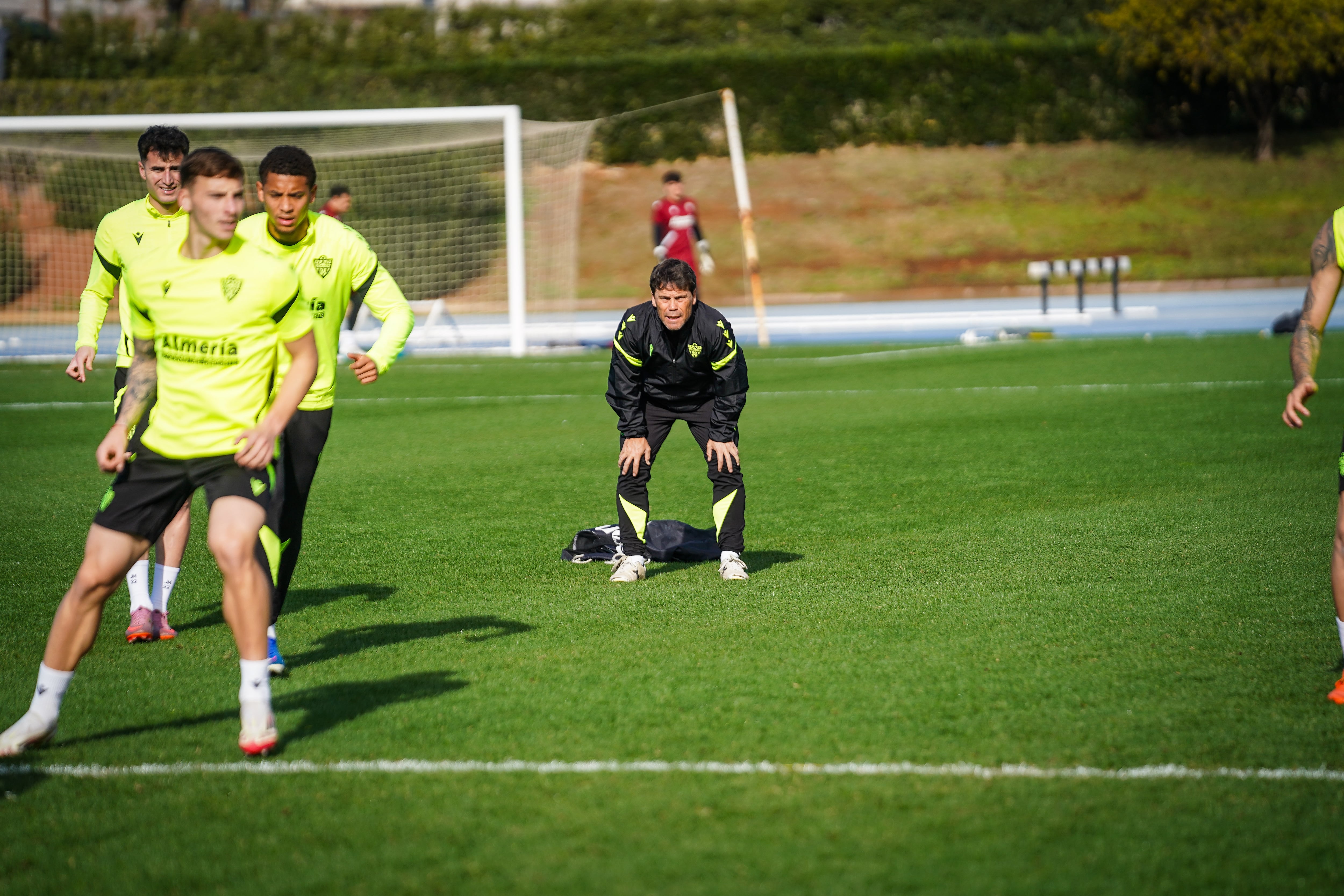 Rubi, pendiente de los futbolistas en el Anexo del Mediterráneo.