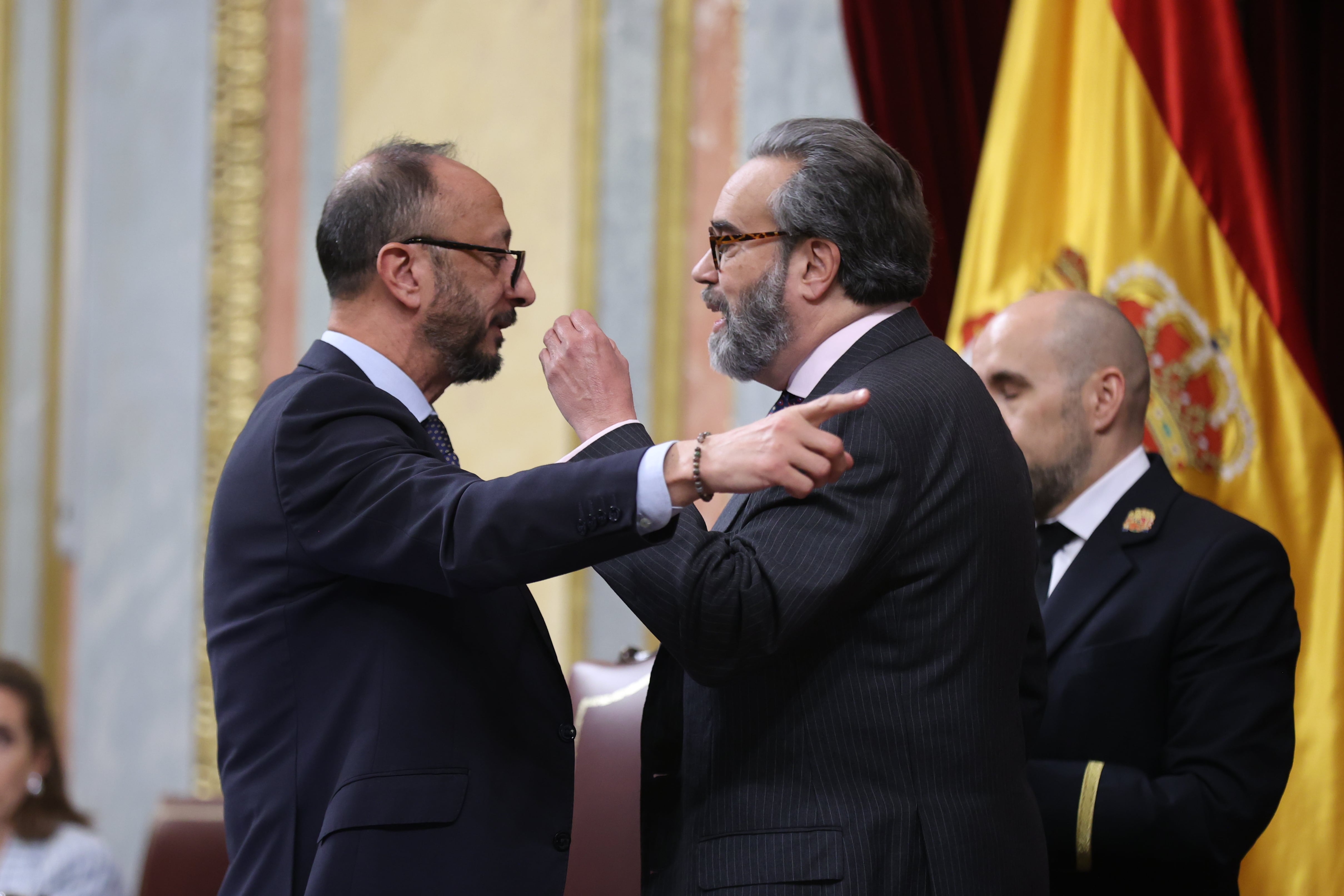 El vicepresidente de la cámara, Alfonso Rodríguez Gómez de Celis (i) discute con el diputado de Vox José María Sánchez durante el Pleno del Congreso de los Diputados que se celebra este martes en Madrid.