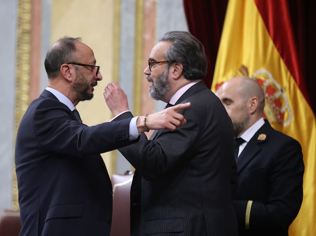 El vicepresidente de la cámara, Alfonso Rodríguez Gómez de Celis (i) discute con el diputado de Vox José María Sánchez durante el Pleno del Congreso de los Diputados que se celebra este martes en Madrid.