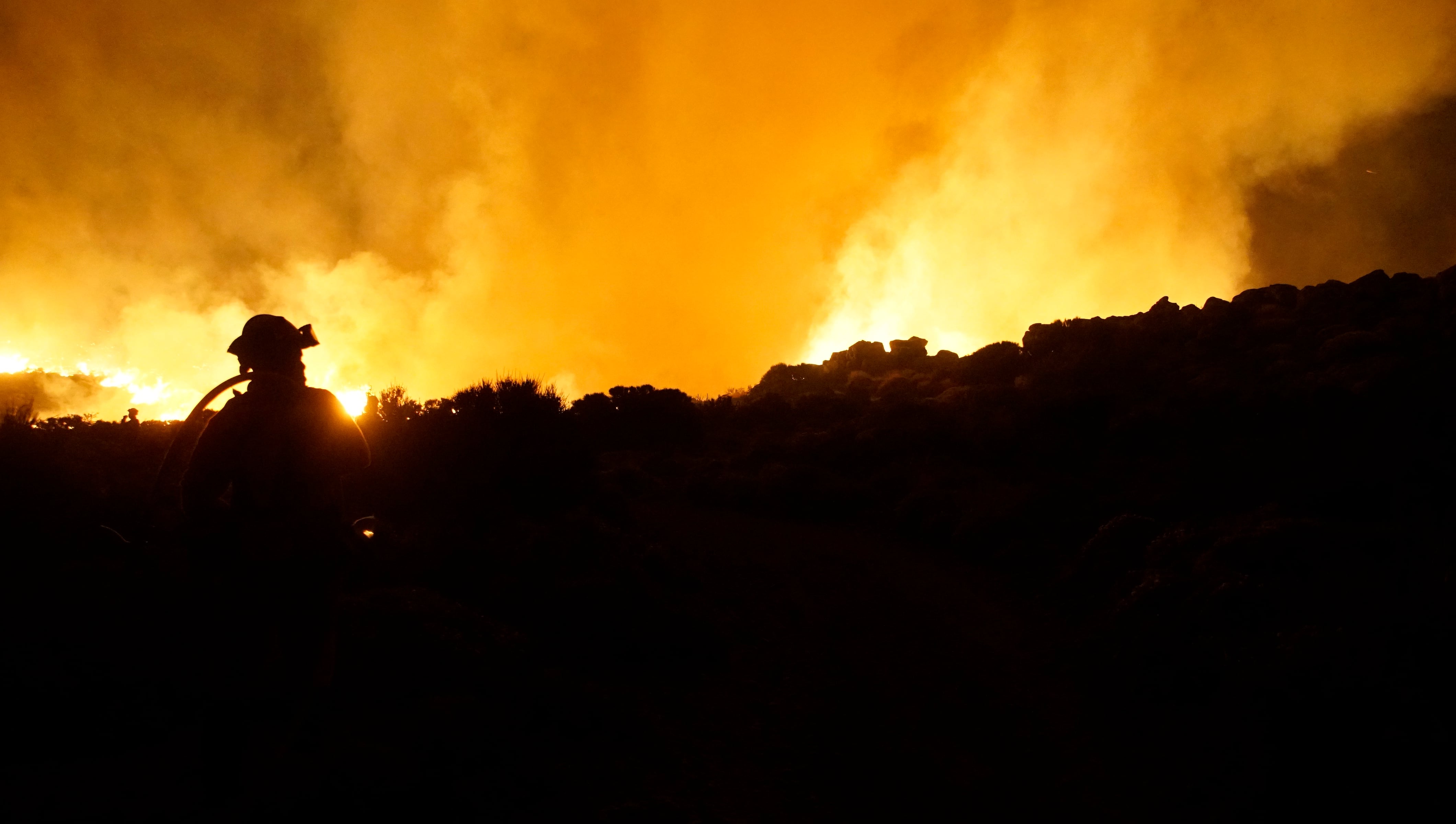 Trabajos efectuados por la Unidad Militar de Emergencias esta noche en el Sector Sur del incendio forestal de Arafo-Candelaria, donde se ha construido una línea de defensa junto a unidades BRIF y EIRIF para proteger la zona del Observatorio del Teide en Izaña y el barranco de Güimar.