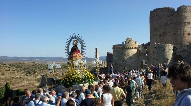 Procesión general de la Virgen de Tejeda por las ruinas de Moya en el Septenario de 2011.