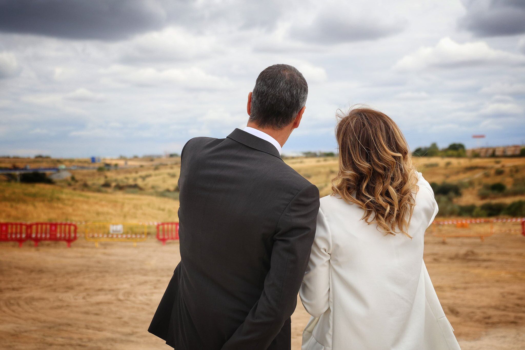 El Presdiente del Gobierno, Pedro Sánchez y la alcaldesa de Alcorcón, Candelaria Testa durante el acto en Retamar de la Huerta