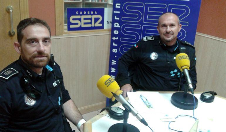 Dos de los policías municipales de Fuenlabrada que imparten el Taller de Concienciacón contra el Acoso Escolar.