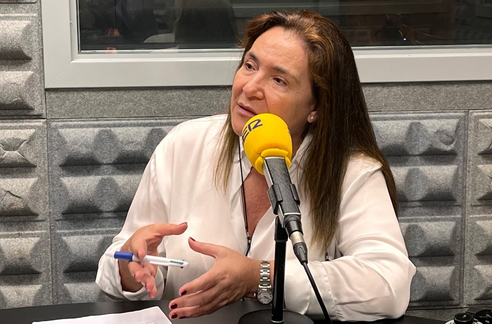 Ana Ortiz, delegada de la Xunta en Vigo, en los estudios de Radio Vigo