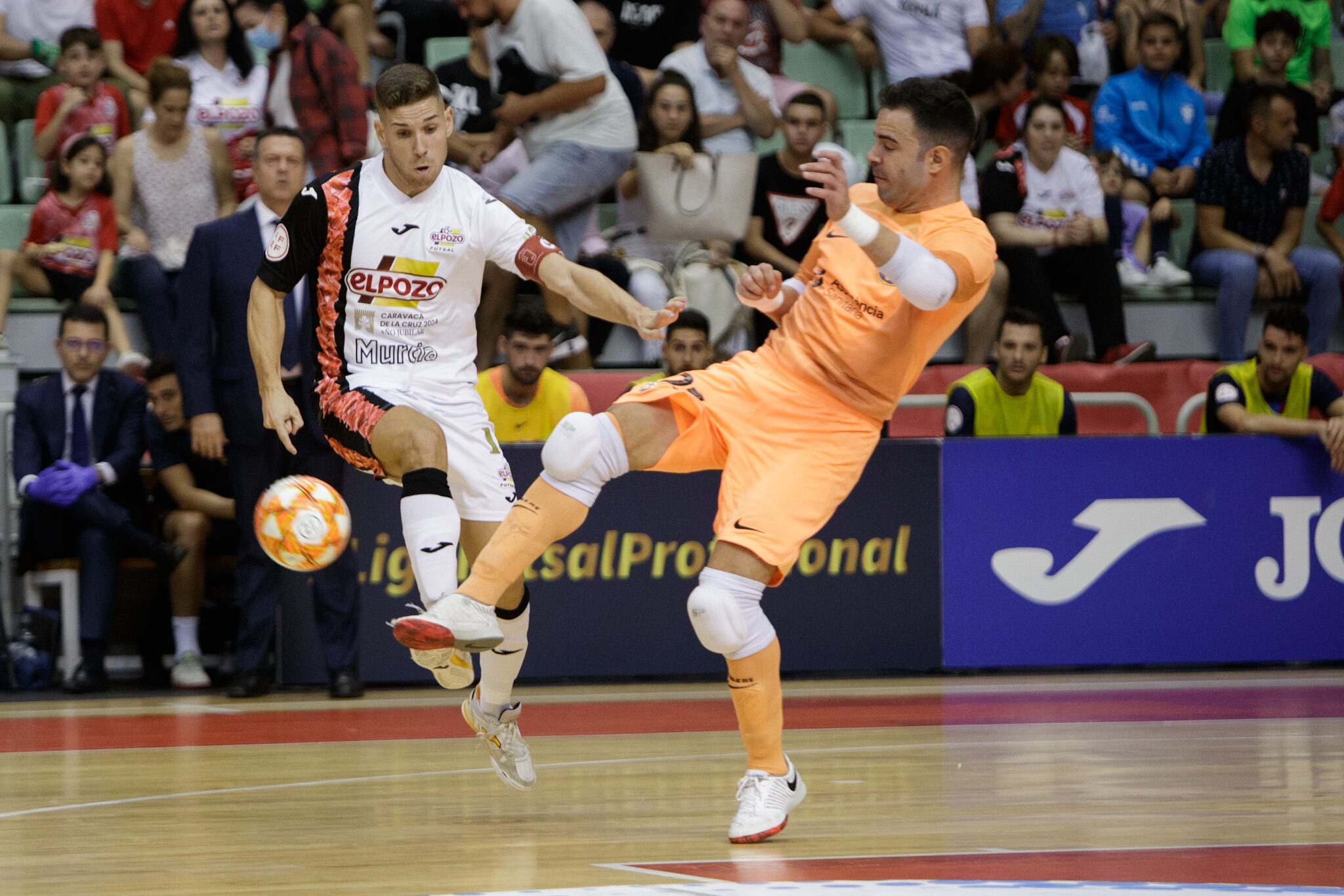 Fernando en una acción de juego con Didac