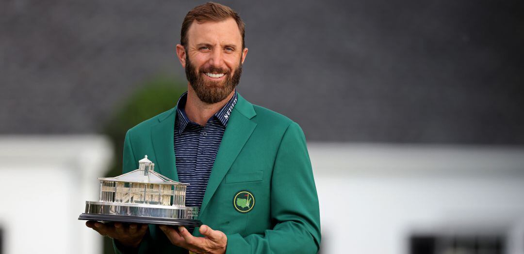 Dustin Johnson posa con el trofeo y la chaqueta que le acreditan como ganador del torneo