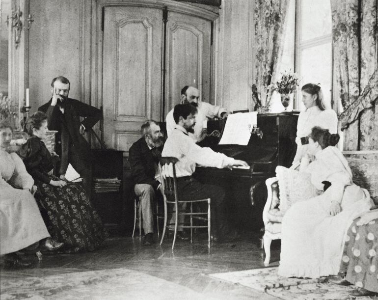 Claude Debussy tocando el piano con su familia 