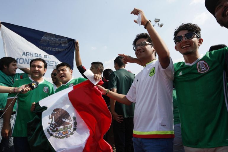 Aficionados mexicanos animando antes del partido Mexico - Estados Unidos el 11 de junio. 