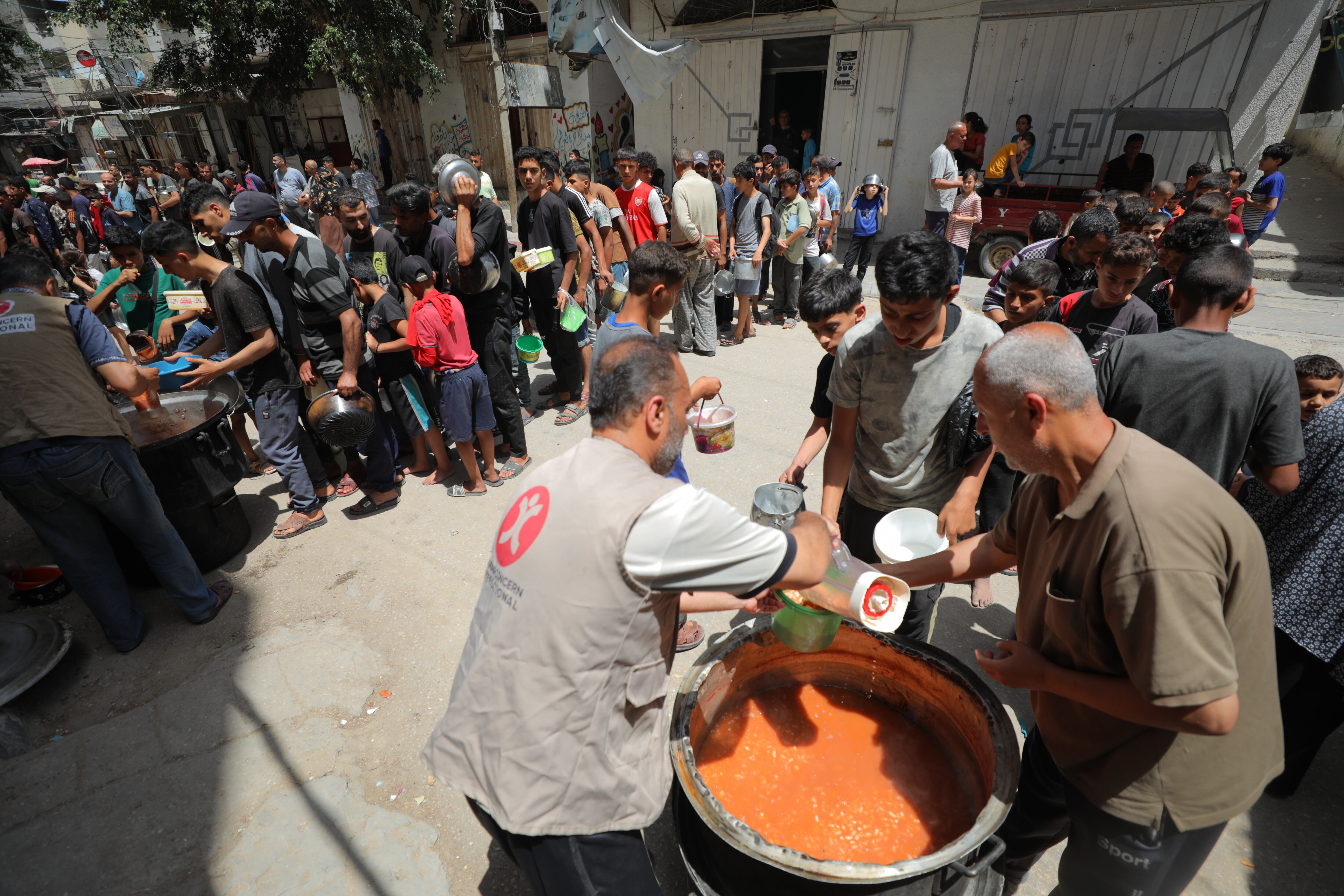Organizaciones humanitarias distribuyen comida entre los palestinos