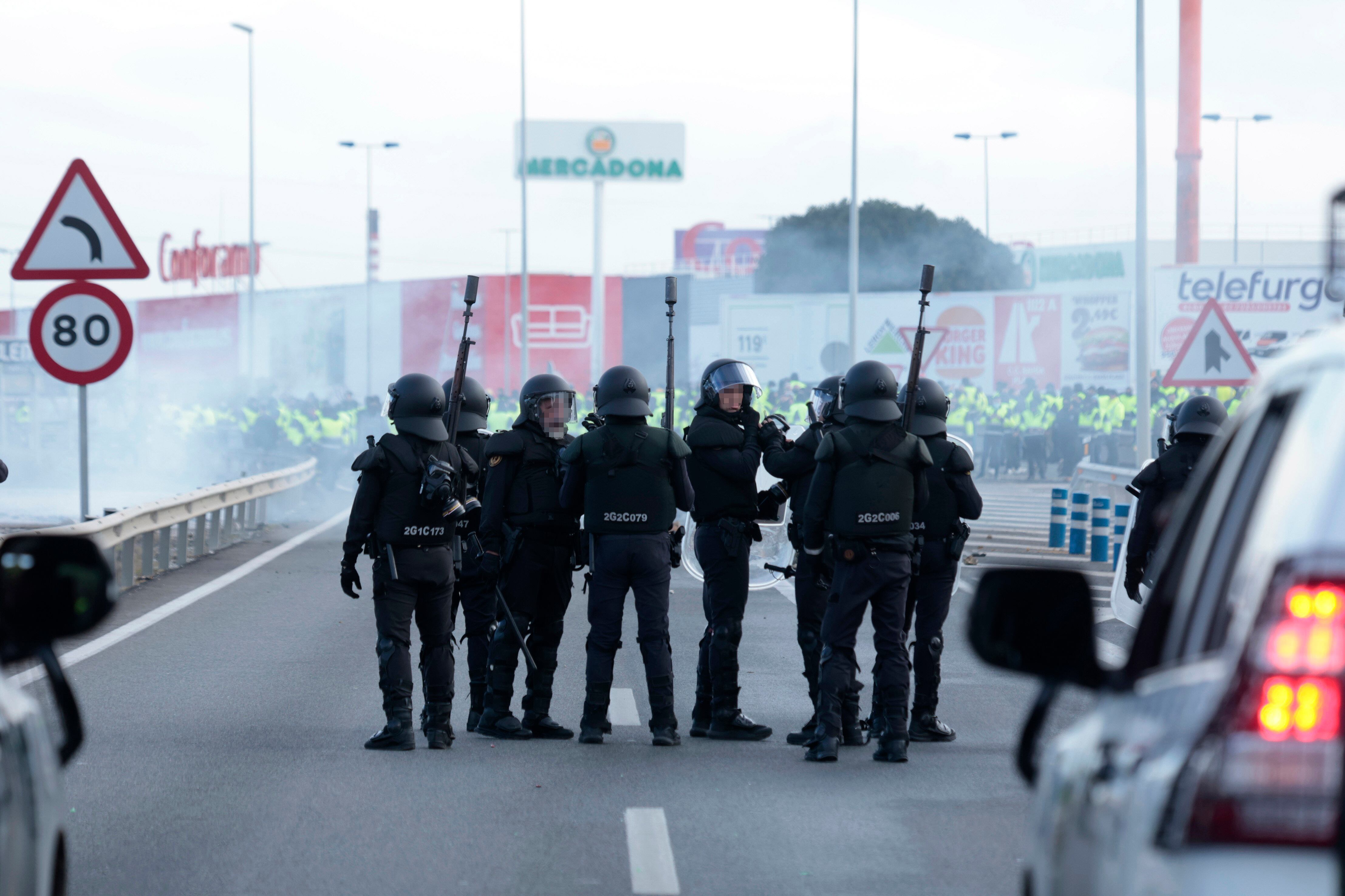 GRAFAND9131. LOS BARRIOS (CÁDIZ), 23/02/2024.- Antidisturbios durante el corte tráfico que han efectuado rabajadores de Acerinox este viernes en la autovía A7 a la altura del polígono de Palmones en Los Barrios (Cádiz), que ha concluido con cargas policiales con gases lacrimógenos y pelotas de goma. Acerinox Europa ha reiterado su voluntad negociadora en relación al cuarto convenio colectivo de la planta de Los Barrios (Cádiz) cuando se cumplen 19 días de la huelga indefinida en la factoría. EFE/A.Carrasco Ragel.
