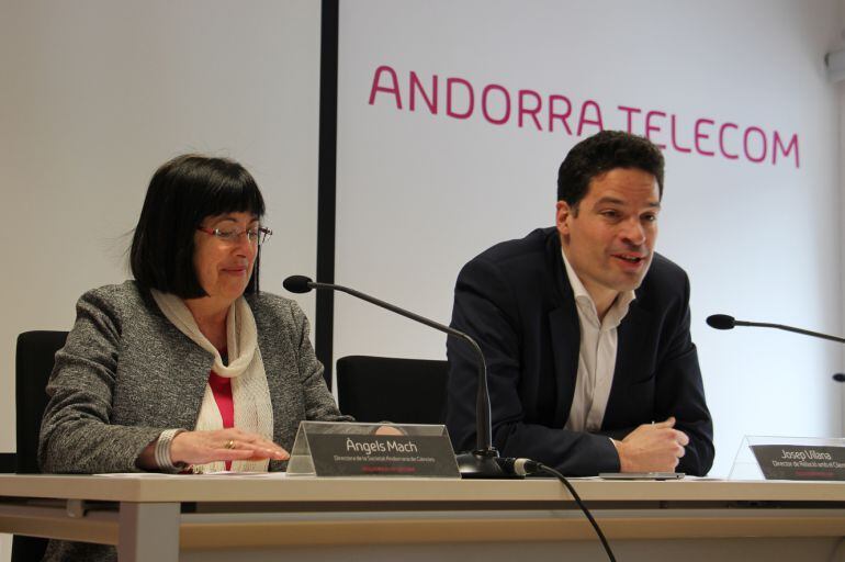 La directora de la SAC, Àngels Mach, i el director de Relació amb el Client d'Andorra Telecom, Josep Vilana 