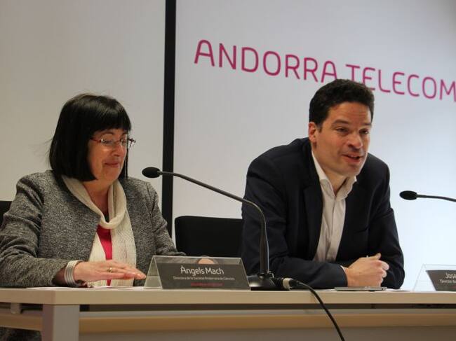 La directora de la SAC, Àngels Mach, i el director de Relació amb el Client d'Andorra Telecom, Josep Vilana