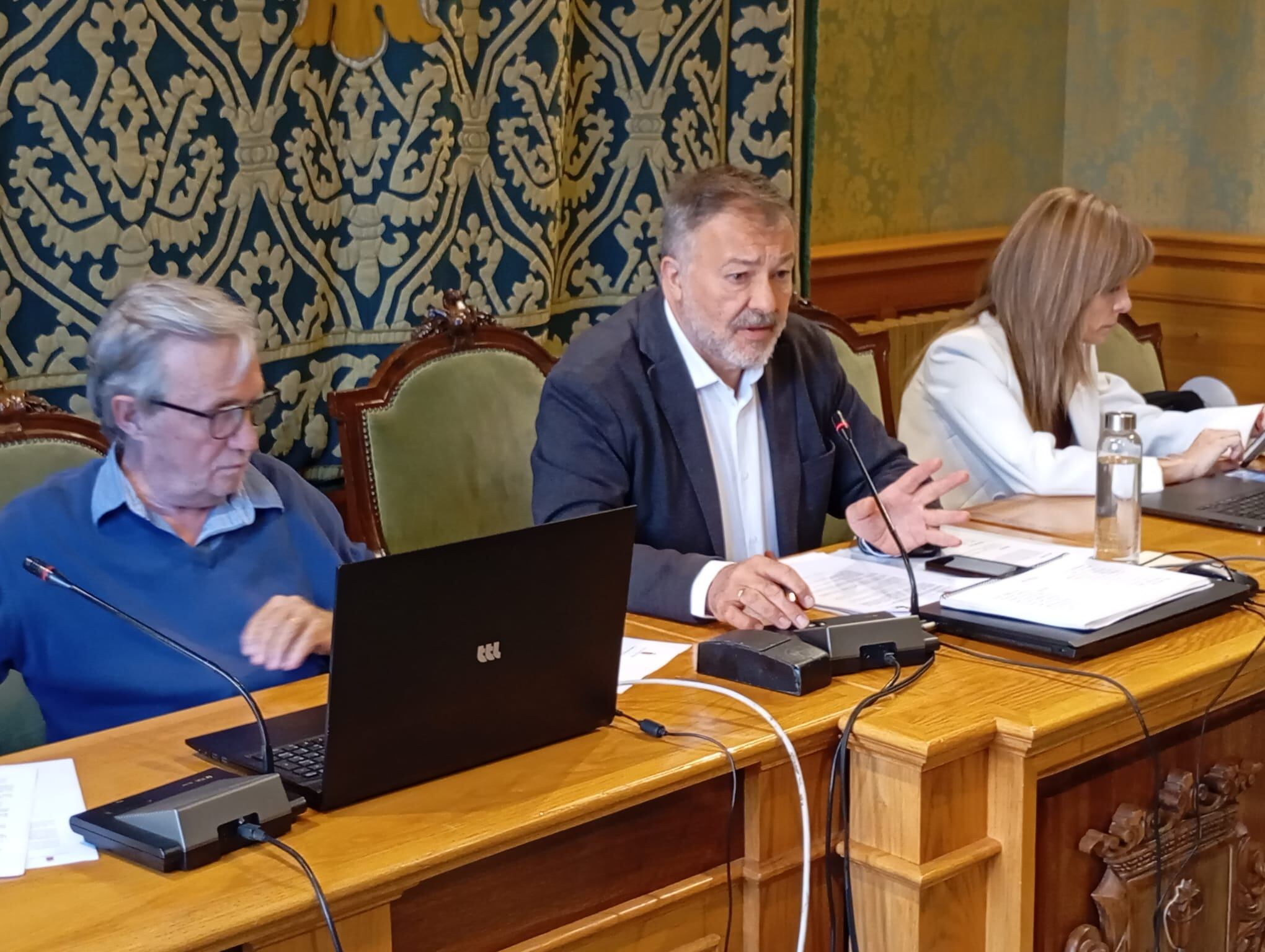 El alcalde de Cuenca, Darío Dolz, en el centro de la imagen