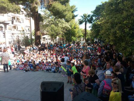 Escolares asistentes al festival Cantajuegos, en el Paseo Primero de Mayo