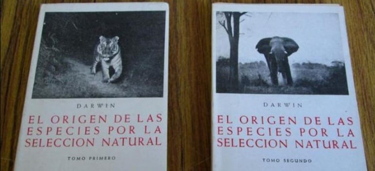 Ejemplares antiguos de los dos tomos de “El origen de las especies”, de Darwin, editados en castellano.