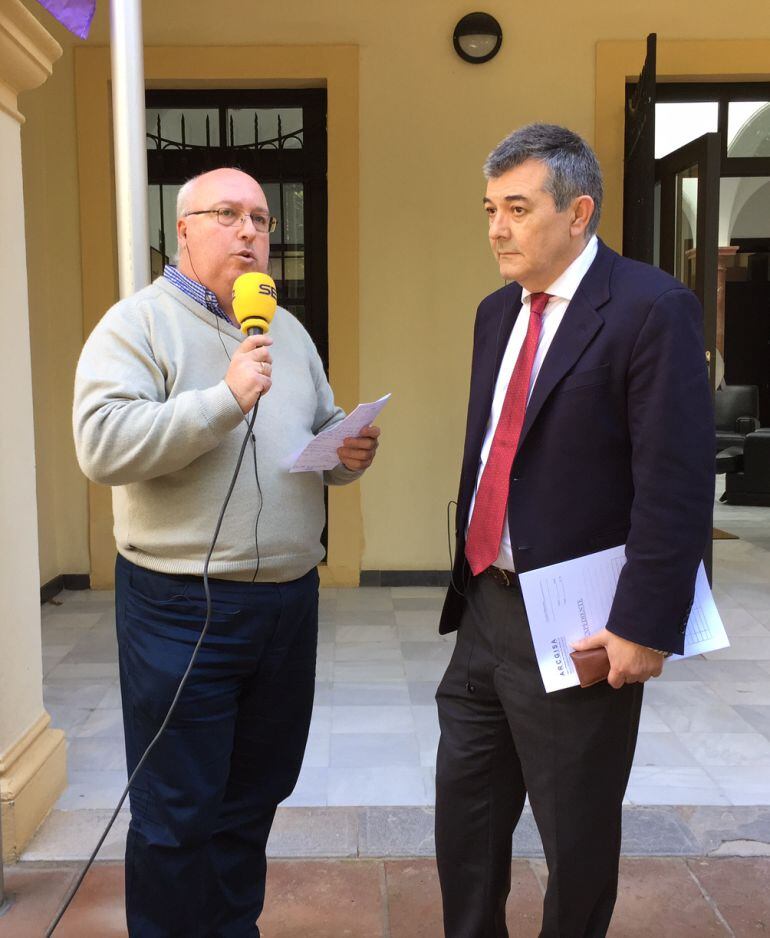 Luís Angel Fernández atiende a nuestro compañero Cándido Romaguera tras la reunión del Consejo Económico y Social.