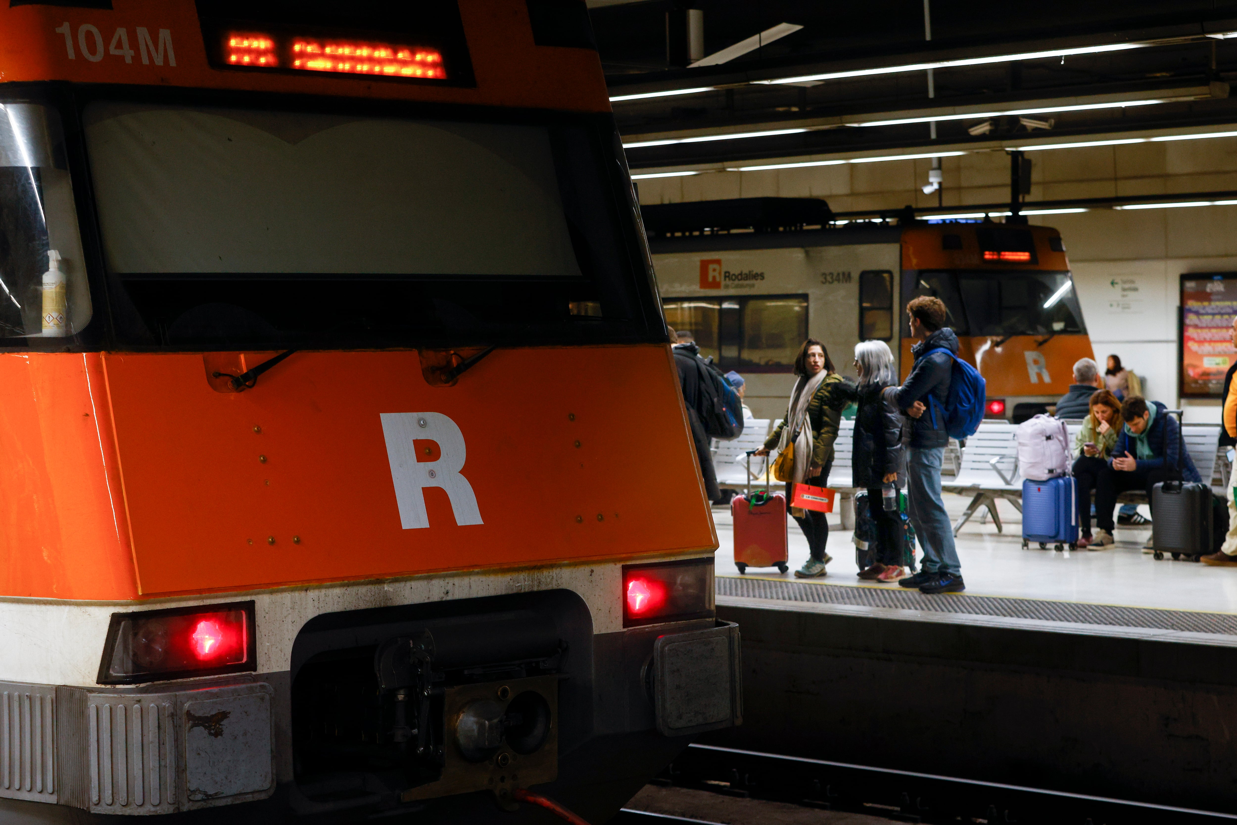 Un tren de Rodalies espera en las vías 