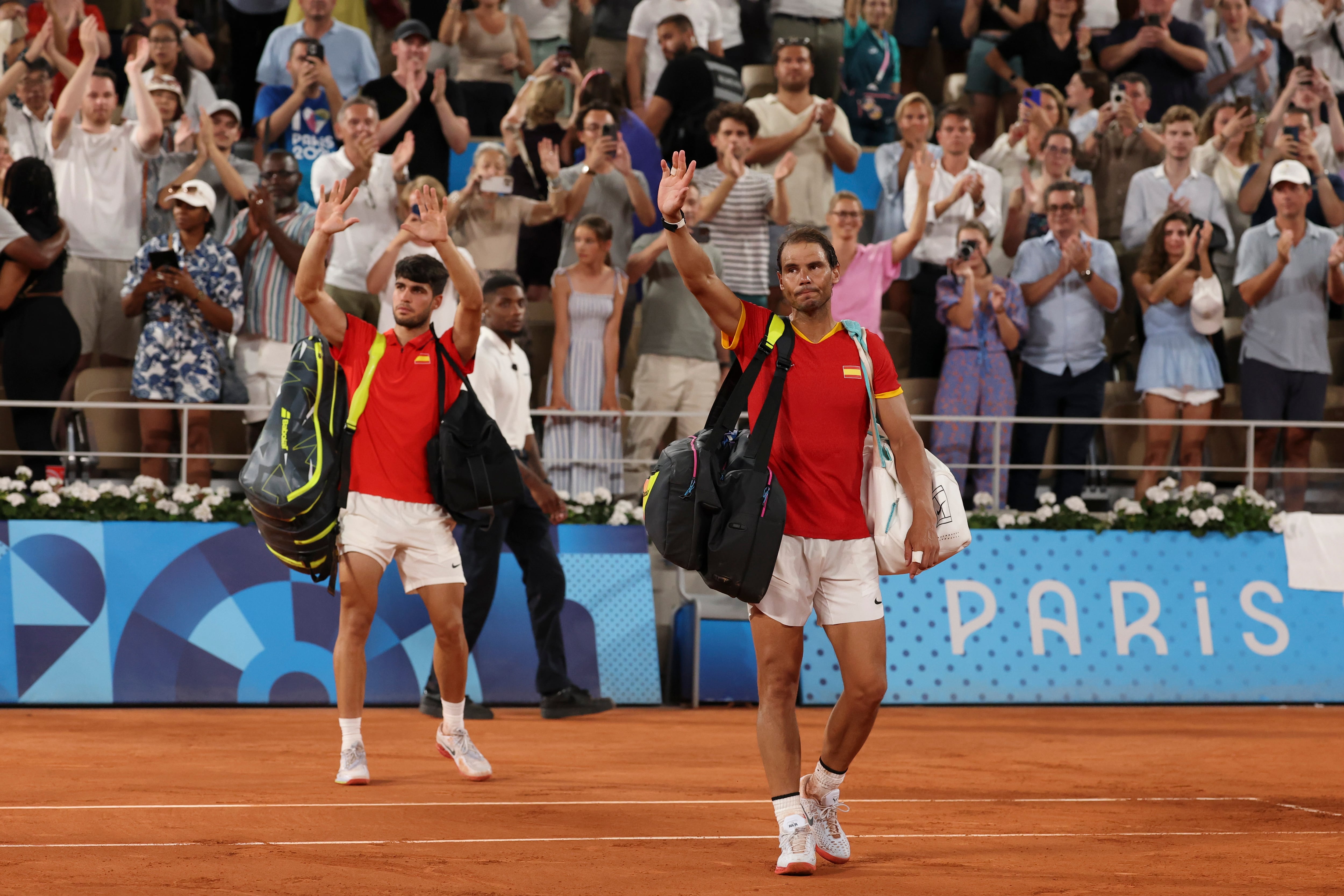 Rafa Nadal y Carlos Alcaraz saludan tras perder ante los estadounidenses Austin Krajicek y Rajee Ram en los cuartos de final de dobles masculinos