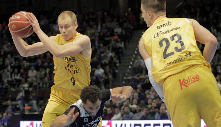 Sasu Salin atrapa la pelota en la semifinal de la Copa del Rey en la que Gran Canaria se ha impuesto a Dominion Bilbao Basket.