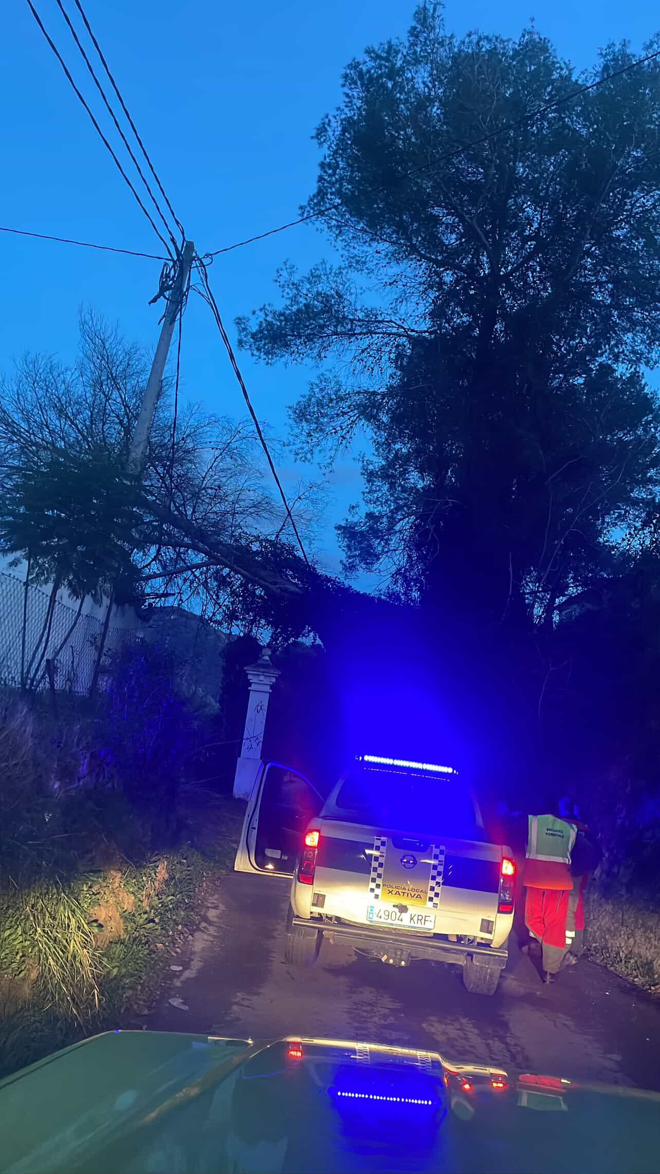 La Policia Local patrulla por Bixquert junto a las brigadas de los bomberos. Fuente: Ximo Magas