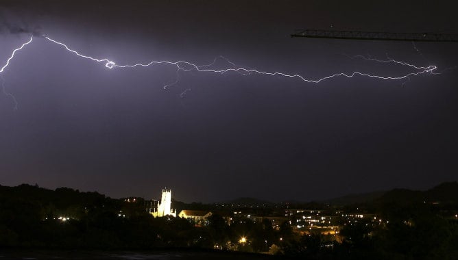 Un rayo cae sobre los tejados de San Sebastián durante una tormenta