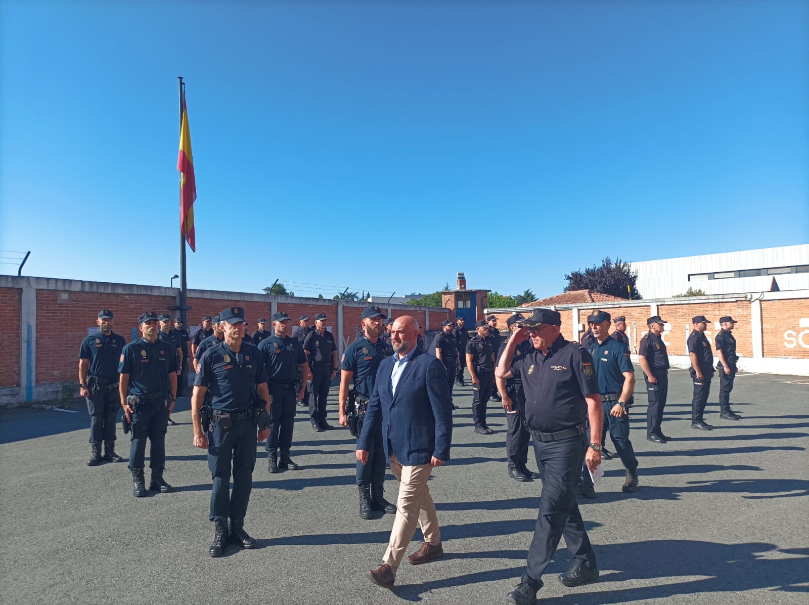 José Luis Arasti, delegado del Gobierno en Navarra, y José María Borja, jefe superior de la Policía Nacional en Navarra, dan la bienvenida a las nuevas incorporaciones de funcionarios de otras plantillas policiales.