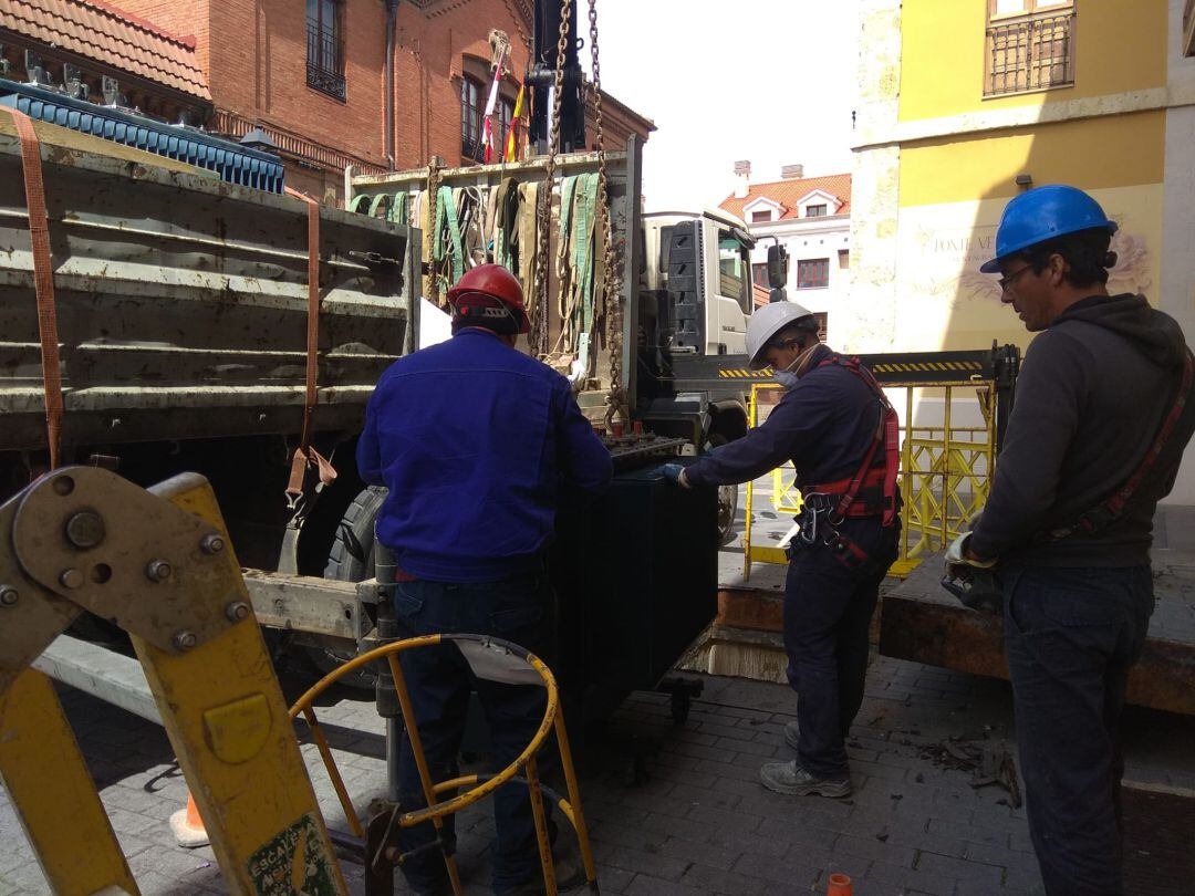 Trabajos para la reparación de un transformador en la Calle Doctrinos de Palencia