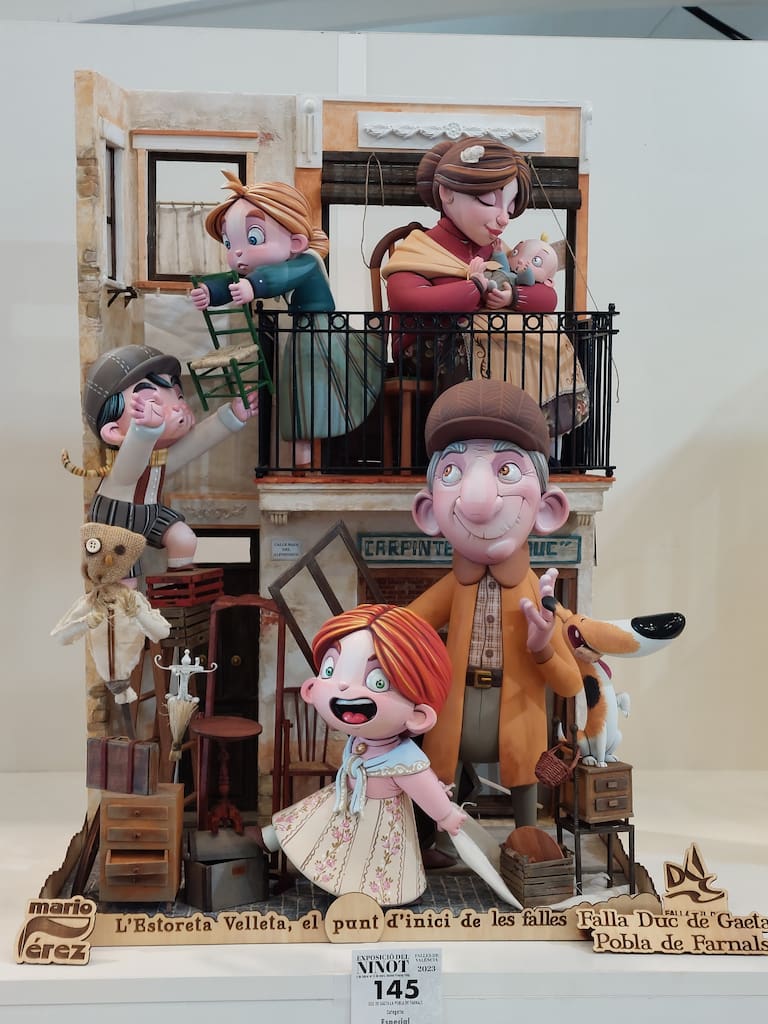 La Exposición del Ninot de las Fallas 2023 abre sus puertas con 750 figuras que rebosan diseño y sátira. Todas ellas quieren salvarse de las llamas gracias al voto popular.