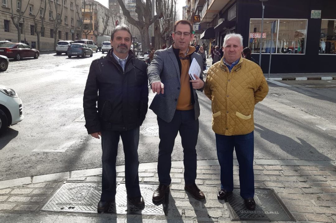 El edil Javier Padorno (en el centro) junto a miembros de la Asociación de Vecinos San Eufrasio