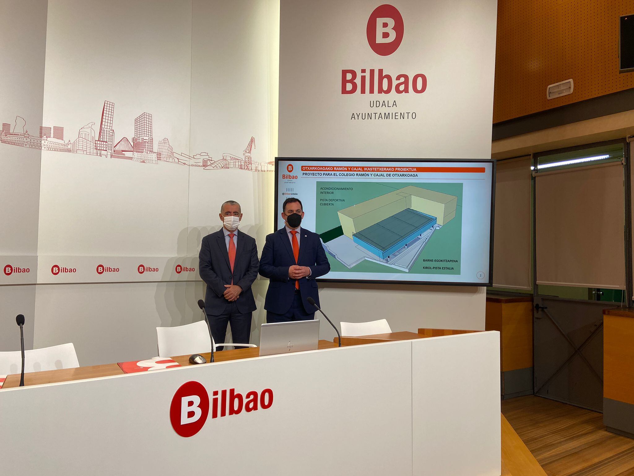 Iosu Madariaga y Asier Abaunza en la presentación de las obras.