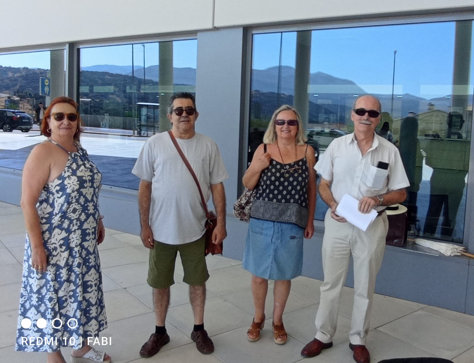 Miembros de la Plataforma en Defensa de una Sanidad Pública y de Calidad de la Serranía de Ronda a las puertas del Hospital comarcal