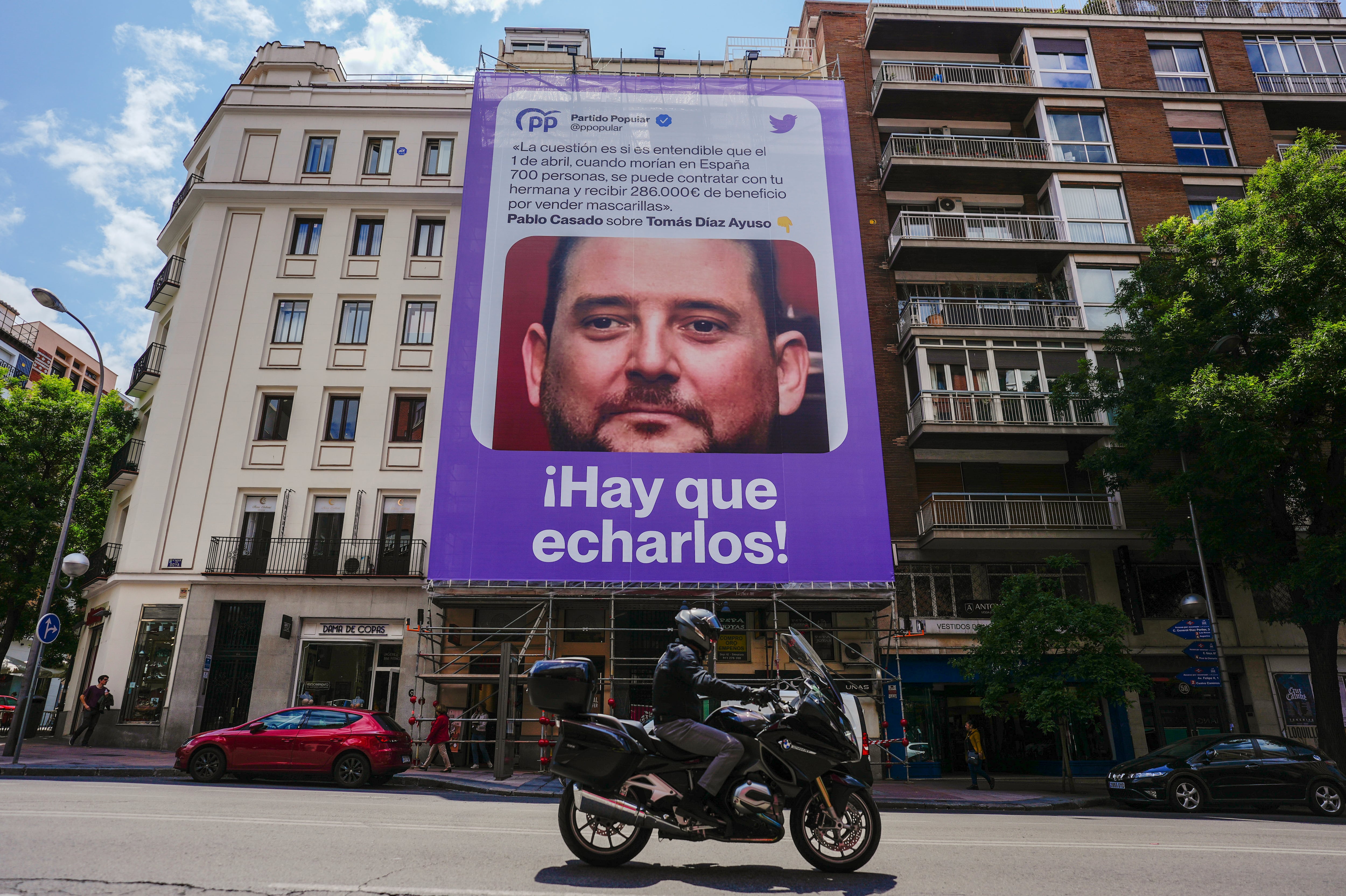 La lona que podemos ha instalado en Madrid con el rostro del hermano de Isabel Díaz Ayuso y una frase que pronunció Pablo Casado.