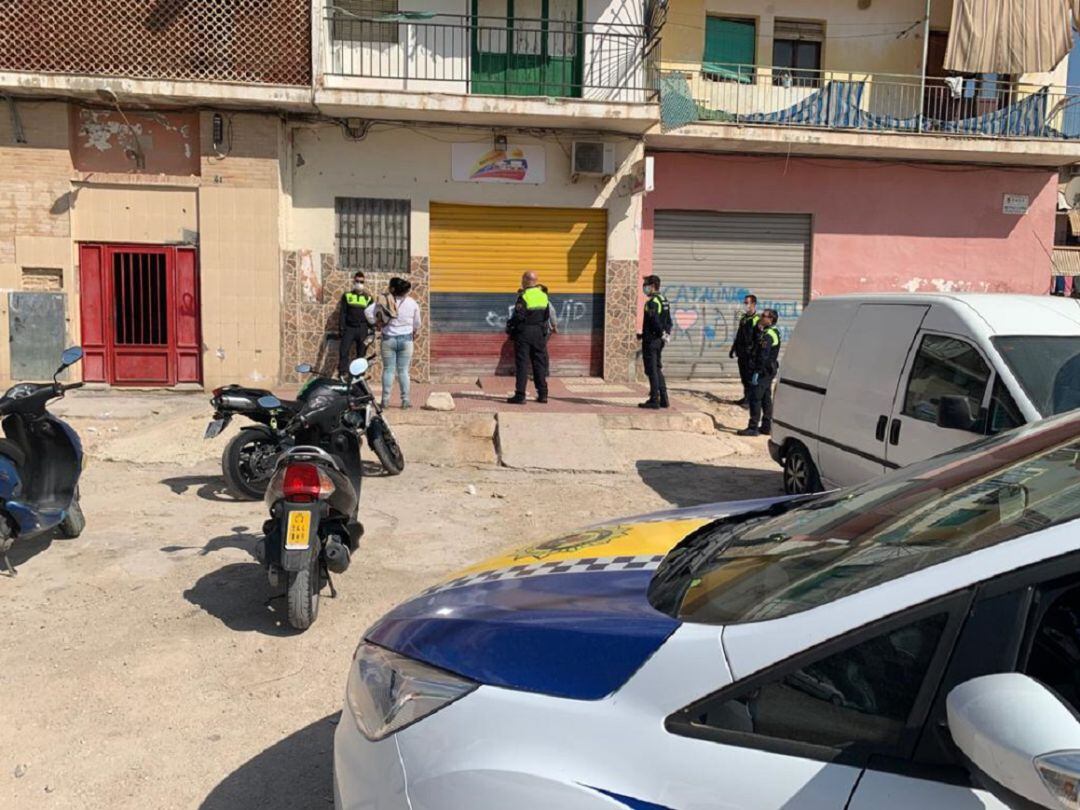 Agentes de la Policía Local hablan con ciudadanos que no cumplen la cuarentena