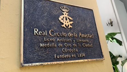 Placa en la puerta de acceso al Real Círculo de la Amistad